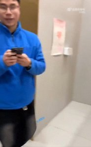 ​男学生女厕偷拍被抓嬉笑，校园安全管理漏洞再敲警钟