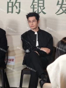 ​黄晓明换发型了，比之前厚重外增高的发型清爽了很多霸总范儿十足
