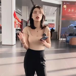 ​女主播直播卖车时多次发出“不可描述”的声音，涉嫌低俗色情被封号