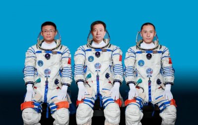 ​我国首位戴眼镜执飞的航天员出现了！近视也可以“飞天”吗？