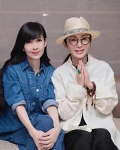 ​周慧敏与张敏罕见同框，发长文叹30年友谊