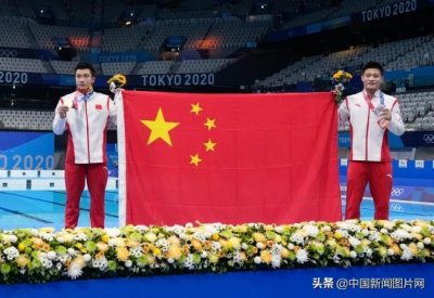 ​中国跳水队拍“全家福”庆7金5银收官