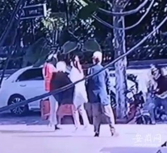 ​因扫码起纠纷 女子在合肥一小区门口殴打防疫志愿者