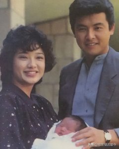 ​山口百惠的两个儿子：穿西装一个文雅一个英武，不输爸爸三浦友和