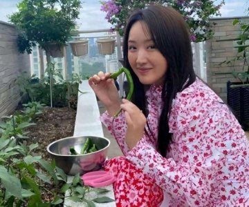 ​53岁杨钰莹现状：和母亲定居深圳，在豪宅种菜生活惬意，仍未结婚