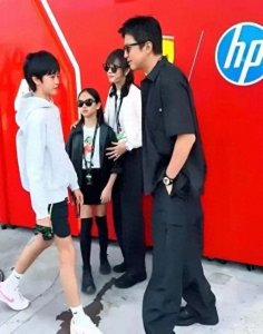 ​孙俪真会生，13岁儿子又瘦又高又帅气，脸型和五官很像妈妈