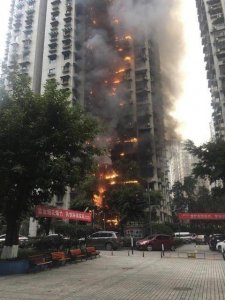​重庆加州花园“1·1火灾”案开庭审理 11户业主联名状告6名被告 物业方为第一被