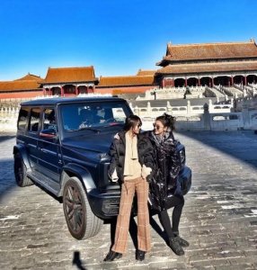 ​开奔驰大G进故宫的孙媳妇，到底是炫“富”还是炫“权力”？