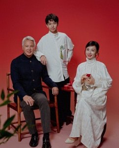 ​张庭晒全家福！13岁儿子180超模身材，女儿皮肤黝黑“孕像十足”