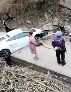 ​小伙开兰博基尼回村被撞报废，当事人回应：人没事，车不是租的
