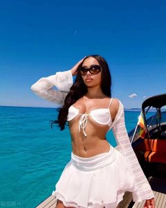 ​夏日海滩比基尼秀：让你心动的美景与时尚碰撞！