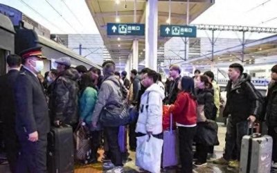 ​＂春运首日大盛况：乘客喜上眉梢，开心到床上辗转反侧！＂
