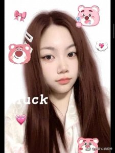 ​西北民族大学军训，吊带女生被网友扒出更多信息！真实生活照