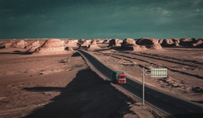 ​穿越孤独与奇迹：美国50号公路的非凡之旅