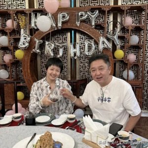 ​德云社于谦与妻子近照被晒，谦大爷精神抖擞，谦嫂依旧贤惠漂亮