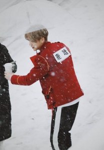 ​鹿晗穿红衣在雪地撑伞，翩翩少年美如画