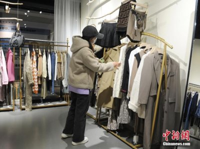 ​长春现“共享衣橱”以租代买受年轻人青睐