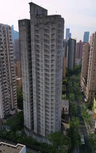 ​你敢想象吗？上海静安区寸土寸金的地方有栋全部用水泥封窗的大楼