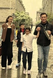 ​52岁黄海冰全家福曝光！儿女像爸，妻子满眼爱意