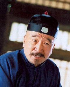 ​79岁李保田现状：定居山东衰老明显，儿子仿佛是年轻版＂刘罗锅＂