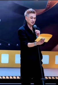 ​63岁吴镇宇最新造型，黄色波浪发型，年轻了至少30岁，网友惊呆了