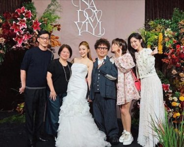 ​‌44岁任家萱现身闺蜜婚礼，不惧穿短裙露出疤痕腿，坦然面对过去