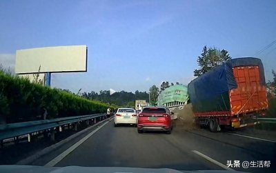 ​高速堵车司机下车正查看，大货车径直冲上来追尾14辆车；当地交警：事故已处理
