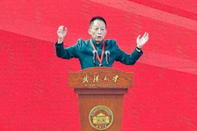 ​易中天为武汉大学“捐诗”三首 96字四言诗换来校友100万元捐赠