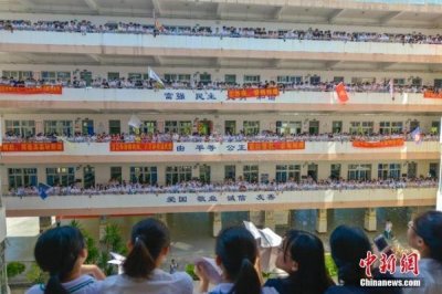 ​海南侨中1200多名高考考生“喊楼”释压