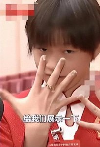 ​太好笑! 全红婵向记者自信展示第1次做的美甲,猫眼绿美甲+五环戒指