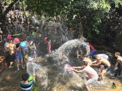 ​“泼水节”女生颜值越高被泼越狠？别让祝福变成恶俗