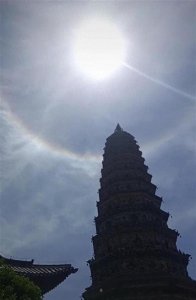 ​山西广胜寺惊现“佛光”，气象部门回应“佛光”系日晕现象