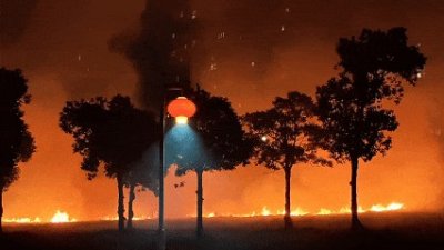 ​安徽蚌埠一地突发大火，目击者称“小孩放烟花引发”；消防回应：火已扑灭，无