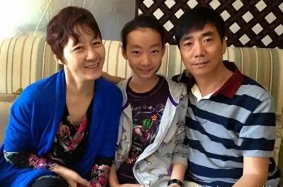 ​61岁范明和大六岁富婆妻秀恩爱，南京别墅曝光，花园上百平带泳池