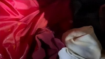 ​远嫁女子因晚回家一小时崩溃:衣服被丈夫泼豆瓣酱，羽绒服全绞烂
