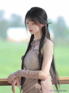 ​江南大学＂月光白＂女神教师走红，美⁡貌与智慧‍并存引热议