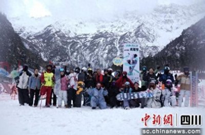 ​汶川羌人谷滑雪场举办第一届“光猪节”主题活动