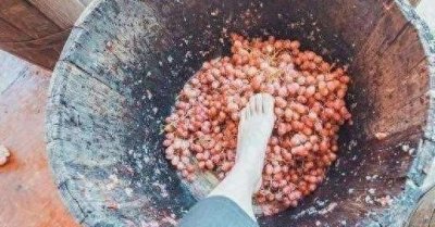 ​这3样用脚踩出来的食物，既不卫生也不美味，你可能吃过其中一种