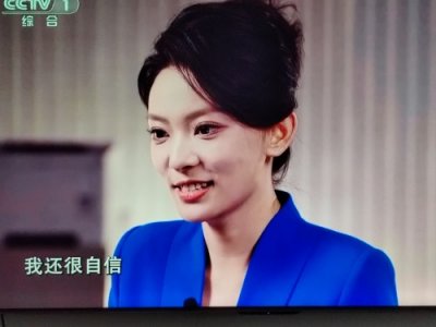 ​北京卫视主持人贺思浓，主持人大赛表现出色，晋级18强。