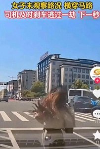 ​监控实拍！杭州女子闯红灯横穿马路被撞飞，生死瞬间令人胆寒