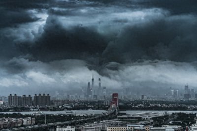 ​深圳台风前：黑云压城如灾难大片，全城紧急避险进行时