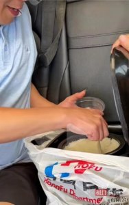 ​网友高速上自带电饭煲做饭，当事人：是在服务区煮的，往年堵车堵出了经验