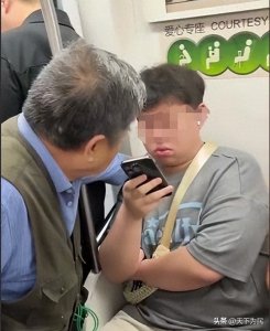 ​内幕惊人！老人小伙让座事件反转，地铁官方回应引爆网络